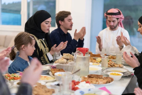 Muszlim Családok Iftar Duát Készítenek Hogy Megtörjék Böjtöt Ramadán Alatt — Stock Fotó