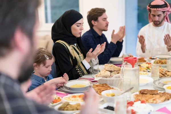 Müslüman Aileler Iftar Duası Yaparak Ramazan Ayında Oruç Tutuyor — Stok fotoğraf