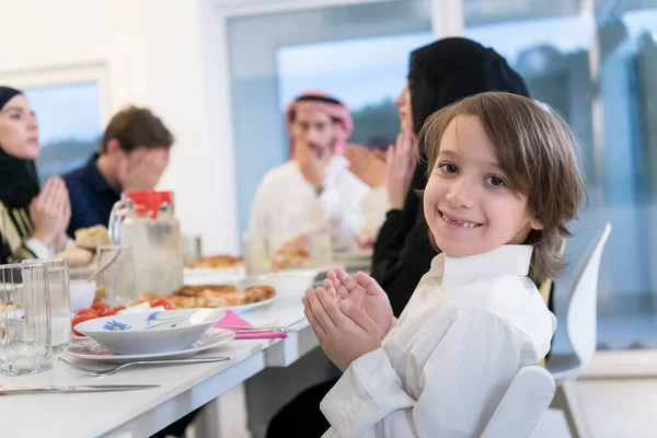 Famílias Muçulmanas Fazem Iftar Dua Para Interromper Jejum Durante Ramadã — Fotografia de Stock