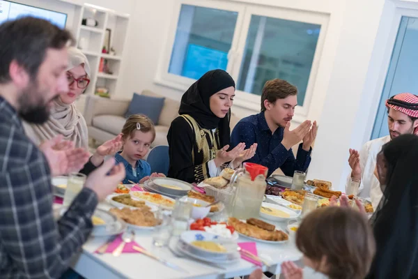 Müslüman Aileler Iftar Duası Yaparak Ramazan Ayında Oruç Tutuyor — Stok fotoğraf