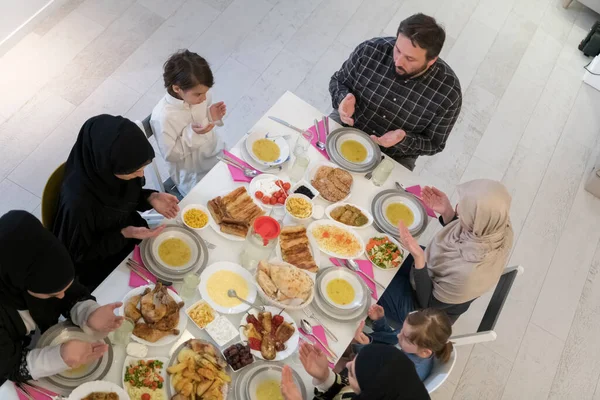 Vista Superior Família Muçulmana Tendo Iftar Durante Mês Sagrado Ramadã — Fotografia de Stock