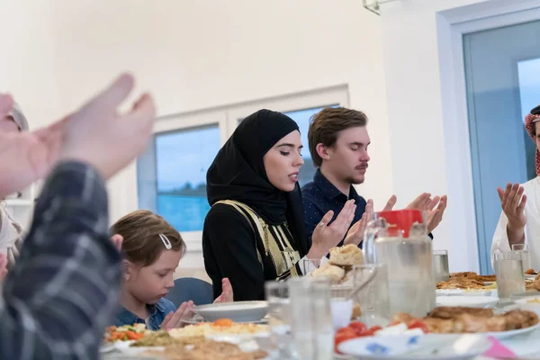 Müslüman Aileler Iftar Duası Yaparak Ramazan Ayında Oruç Tutuyor — Stok fotoğraf