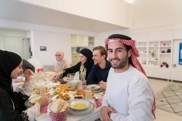 Νεαρός Άνδρας Από Την Αραβία Τρώει Δείπνο Την Οικογένεια Των — Φωτογραφία Αρχείου