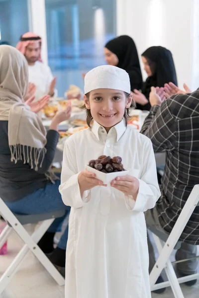 Eid Mubarak Muszlim Család Iftar Vacsora Kisfiú Kezében Egy Tál — Stock Fotó