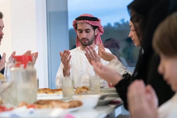 Muszlim Családok Iftar Duát Készítenek Hogy Megtörjék Böjtöt Ramadán Alatt — Stock Fotó