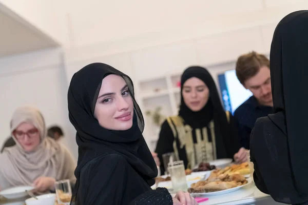 Les Familles Musulmanes Font Iftar Dua Pour Rompre Jeûne Pendant — Photo