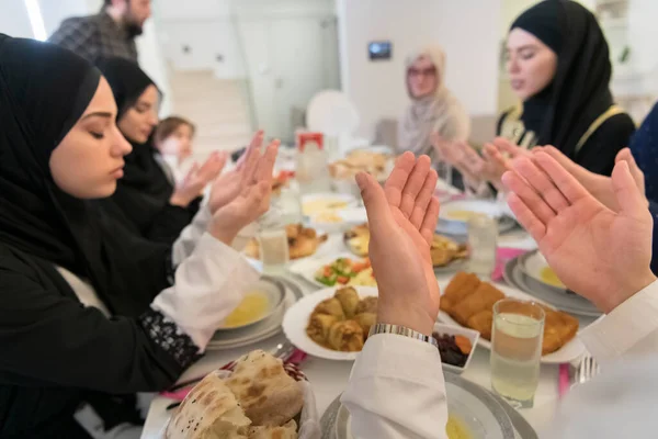 Muselman Familjer Göra Iftar Dua Till Bryta Fasta Ramadan — Stockfoto