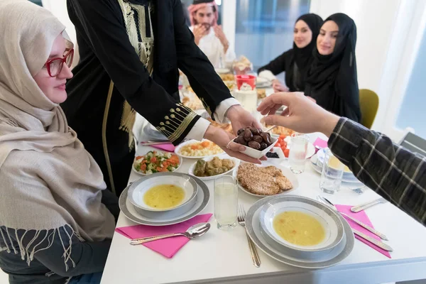 Moderna Multietniska Muslimska Familjen Dela Skål Med Datum Medan Njuter — Stockfoto