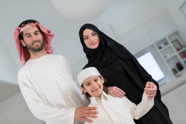 Geleneksel giysiler içinde oğlu olan ve birlikte vakit geçiren Arap bir ailenin portresi. Yüksek kalite fotoğraf
