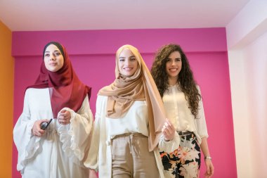 İki güzel Müslüman kadının grup portresi pembe arka planda izole edilmiş şık bir elbise içinde. Yüksek kalite fotoğraf