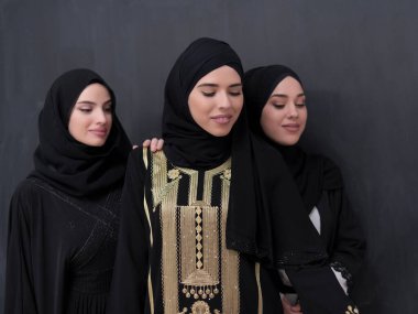 Siyah arka planda izole edilmiş tesettürlü güzel Müslüman kadınların toplu portresi. Yüksek kalite fotoğraf