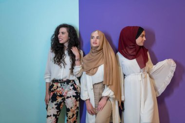 Güzel Müslüman kadınların grup portresi. Renkli bir arkaplandaki tesettürlü şık elbiseli iki kadın. Yüksek kalite fotoğraf