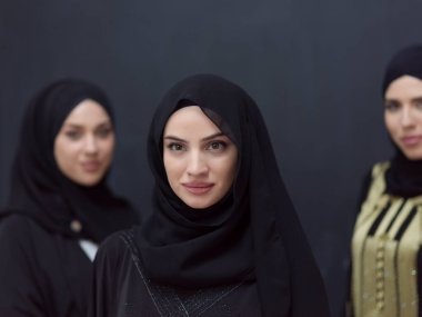 Siyah arka planda izole edilmiş tesettürlü güzel Müslüman kadınların toplu portresi. Yüksek kalite fotoğraf