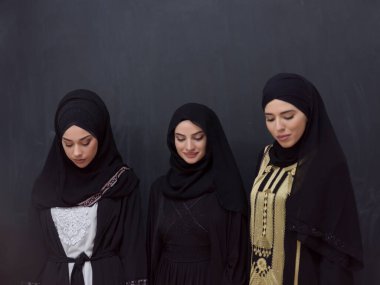Siyah arka planda izole edilmiş tesettürlü güzel Müslüman kadınların toplu portresi. Yüksek kalite fotoğraf