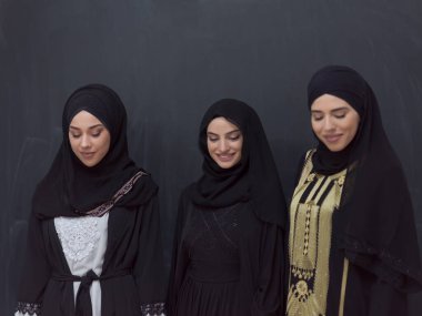 Siyah arka planda izole edilmiş tesettürlü güzel Müslüman kadınların toplu portresi. Yüksek kalite fotoğraf