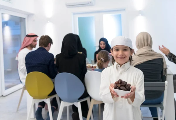 Mübarek Mübarek Ailesi Iftar Yemeği Yiyorlar Küçük Çocuk Ziyafeti Kırmak — Stok fotoğraf