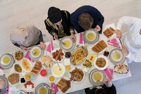 Müslüman Ailenin Kutsal Ramazan Ayında Iftar Yediği Iyi Manzara — Stok fotoğraf