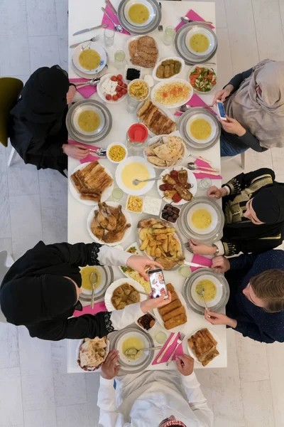 Vista Dall Alto Della Famiglia Musulmana Che Iftar Durante Mese — Foto Stock