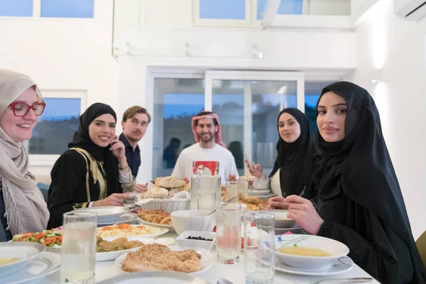 Eid Mubarak Família Muçulmana Ter Iftar Jantar Água Potável Para — Fotografia de Stock