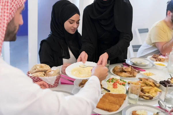 Eid Mubarak Moslim Familie Heeft Iftar Diner Drinkwater Het Feest — Stockfoto