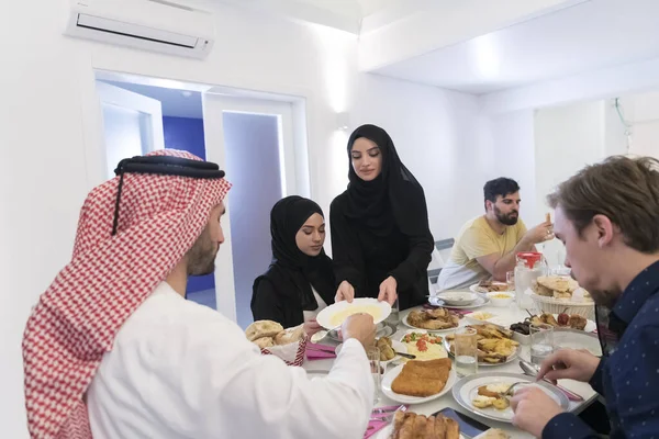 Eid Mubarak Moslim Familie Heeft Iftar Diner Drinkwater Het Feest — Stockfoto