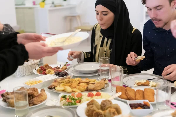 Eid Mubarak Famiglia Musulmana Avendo Iftar Cena Acqua Potabile Rompere — Foto Stock