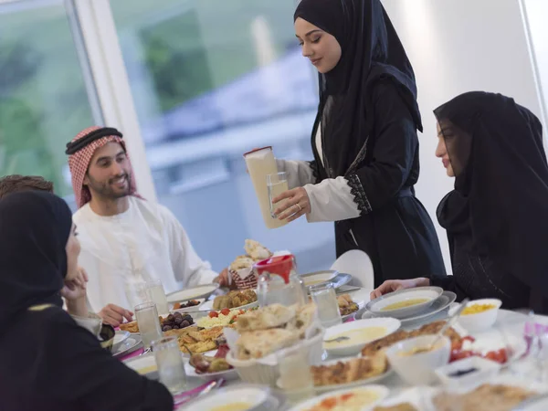 Eid Mubarak Muselman Familj Har Iftar Middag Dricka Vatten Till — Stockfoto