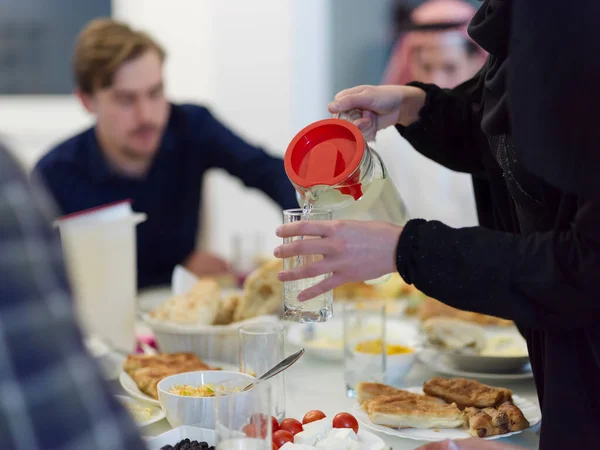 Eid Mubarak Famiglia Musulmana Avendo Iftar Cena Acqua Potabile Rompere — Foto Stock