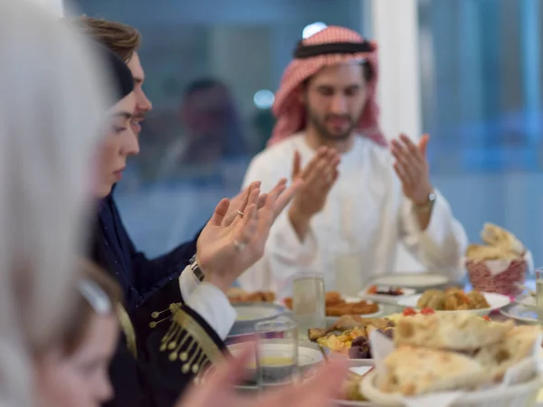 Famílias Muçulmanas Fazem Iftar Dua Para Interromper Jejum Durante Ramadã — Fotografia de Stock