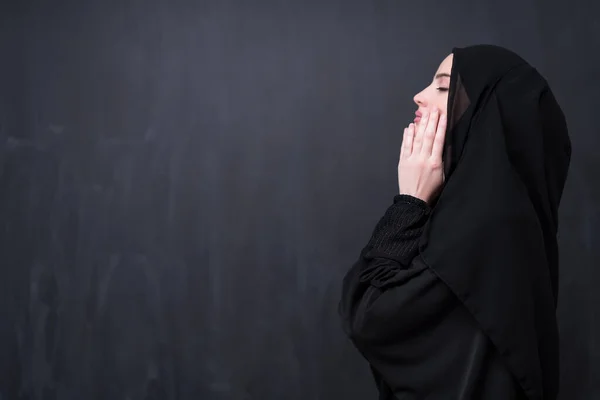 Retrato Bela Mulher Muçulmana Vestido Moda Com Hijab Que Faz — Fotografia de Stock