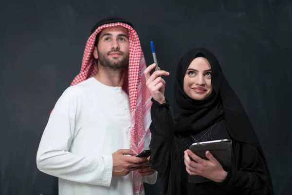 Giovane Coppia Affari Musulmana Abito Hijab Alla Moda Utilizzando Smartphone — Foto Stock