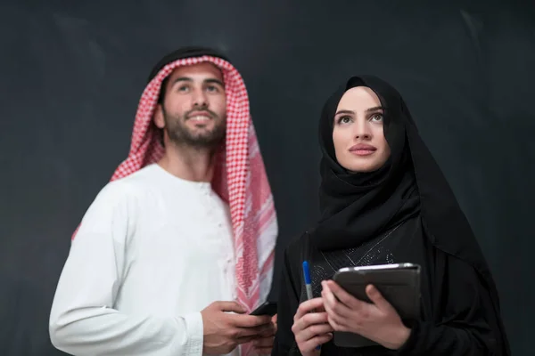 Fiatal Muszlim Üzleti Pár Divatos Hidzsáb Ruhát Használ Okostelefon Tabletta — Stock Fotó
