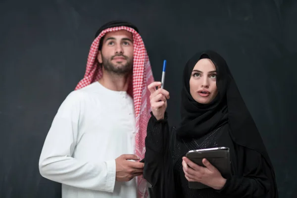 Młoda Muzułmańska Para Biznesowa Modnej Sukience Hidżab Pomocą Smartfona Tabletu — Zdjęcie stockowe