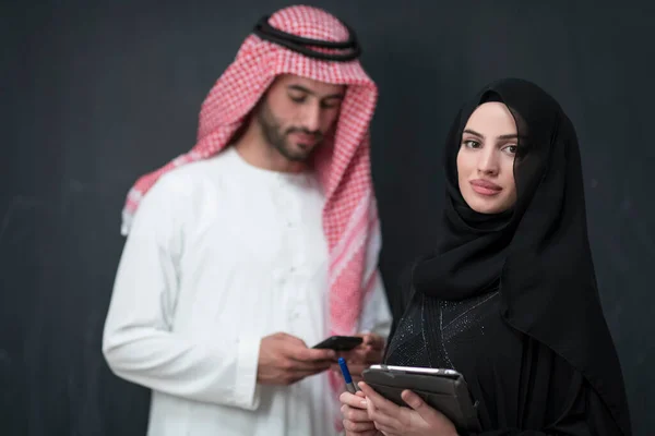 Fiatal Muszlim Üzleti Pár Divatos Hidzsáb Ruhát Használ Okostelefon Tabletta — Stock Fotó