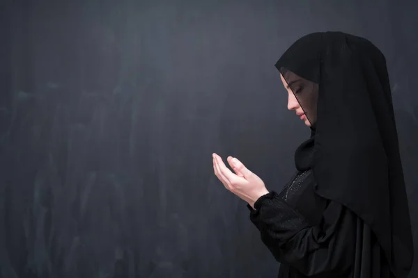 Πορτρέτο Των Όμορφων Μουσουλμάνων Γυναίκα Μοντέρνο Φόρεμα Μαντίλα Κάνοντας Παραδοσιακή — Φωτογραφία Αρχείου