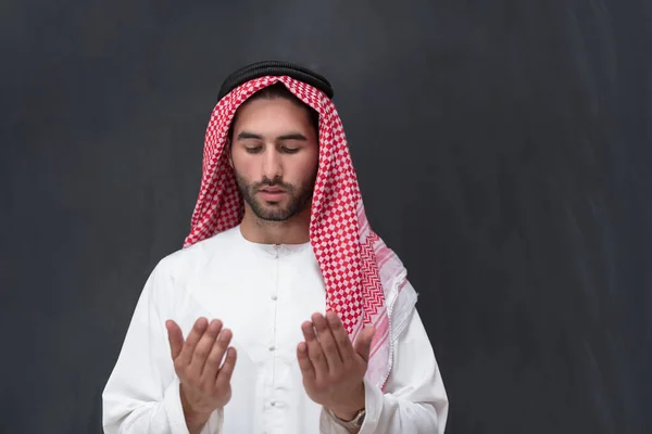 Jovem Árabe Com Roupas Tradicionais Fazendo Uma Oração Tradicional Deus — Fotografia de Stock