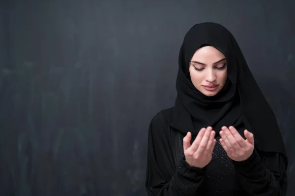 Portret Van Een Prachtige Moslim Vrouw Modieuze Jurk Met Hijab — Stockfoto
