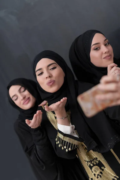 Группа Молодых Красивых Мусульманских Женщин Модном Платье Хиджабом Помощью Смартфона — стоковое фото