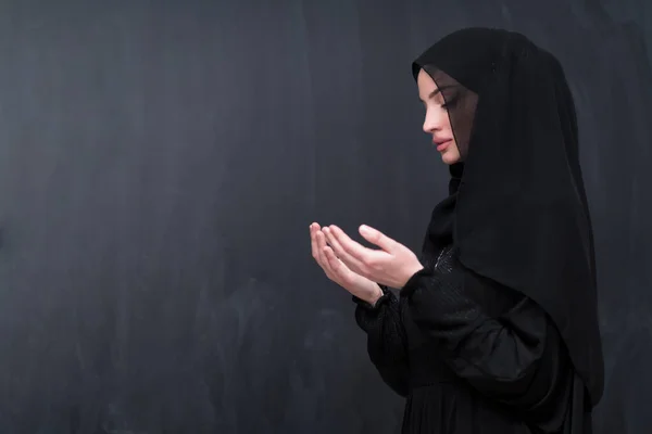 Portrét Krásné Muslimské Ženy Módních Šatech Hidžábem Aby Tradiční Modlitba — Stock fotografie