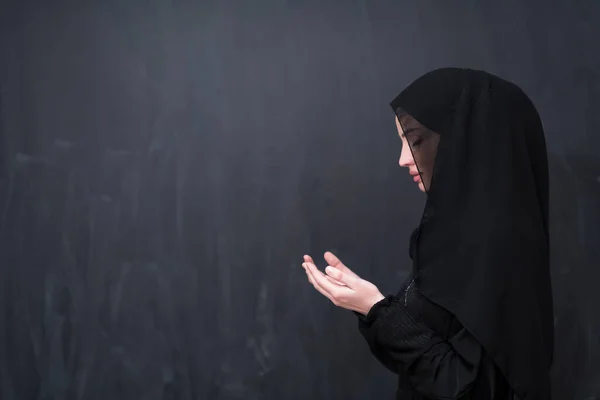 Porträtt Vacker Muslimsk Kvinna Moderiktig Klänning Med Hijab Gör Traditionell — Stockfoto