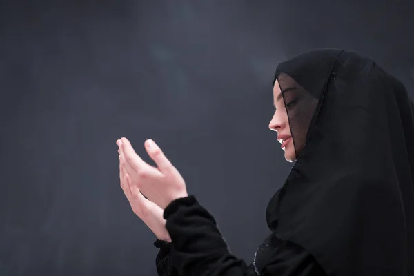 Porträtt Vacker Muslimsk Kvinna Moderiktig Klänning Med Hijab Gör Traditionell — Stockfoto