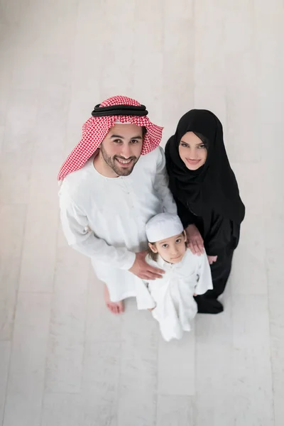 Egy Fiatal Boldog Arab Muszlim Család Portréja Egy Fiúval Akik — Stock Fotó