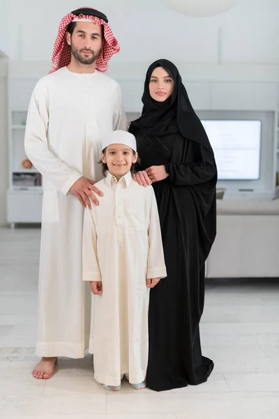 Geleneksel Giysiler Içinde Oğlu Olan Birlikte Vakit Geçiren Arap Bir — Stok fotoğraf