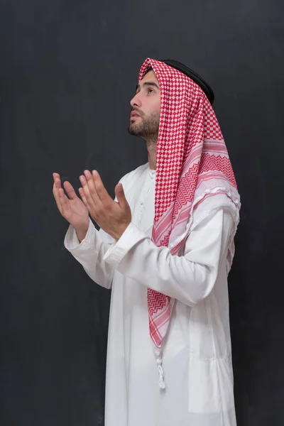 Een Jonge Arabische Man Traditionele Kleren Die Een Traditioneel Gebed — Stockfoto