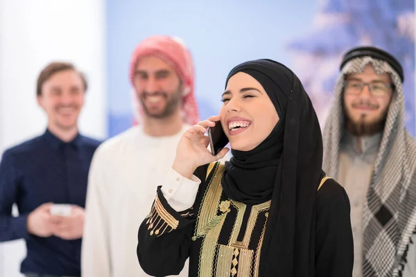 Modern Aydınlık Evde Akıllı Telefon Kullanan Arap Erkekle Şık Tesettürlü — Stok fotoğraf