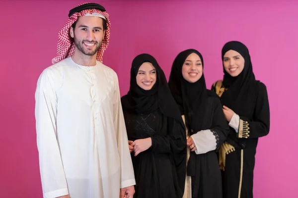 Csoportkép Fiatal Muszlim Emberekről Arab Férfiak Három Muszlim Nővel Egy — Stock Fotó