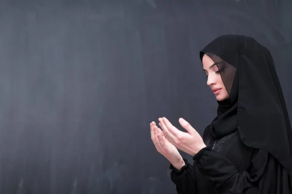 ヒジャーブを身にまとい 伝統的な神への祈りを捧げるファッショナブルな服装をした美しいムスリム女性の肖像画は 黒を基調とした身ぶりを保ちます 高品質の写真 — ストック写真