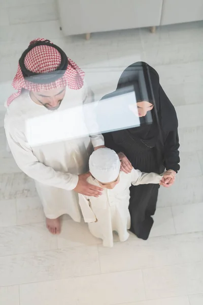Egy Fiatal Boldog Arab Muszlim Család Portréja Egy Fiúval Akik — Stock Fotó
