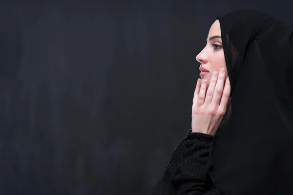 Retrato Bela Mulher Muçulmana Vestido Moda Com Hijab Que Faz — Fotografia de Stock