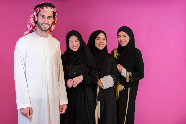 Csoportkép Fiatal Muszlim Emberekről Arab Férfiak Három Muszlim Nővel Egy — Stock Fotó